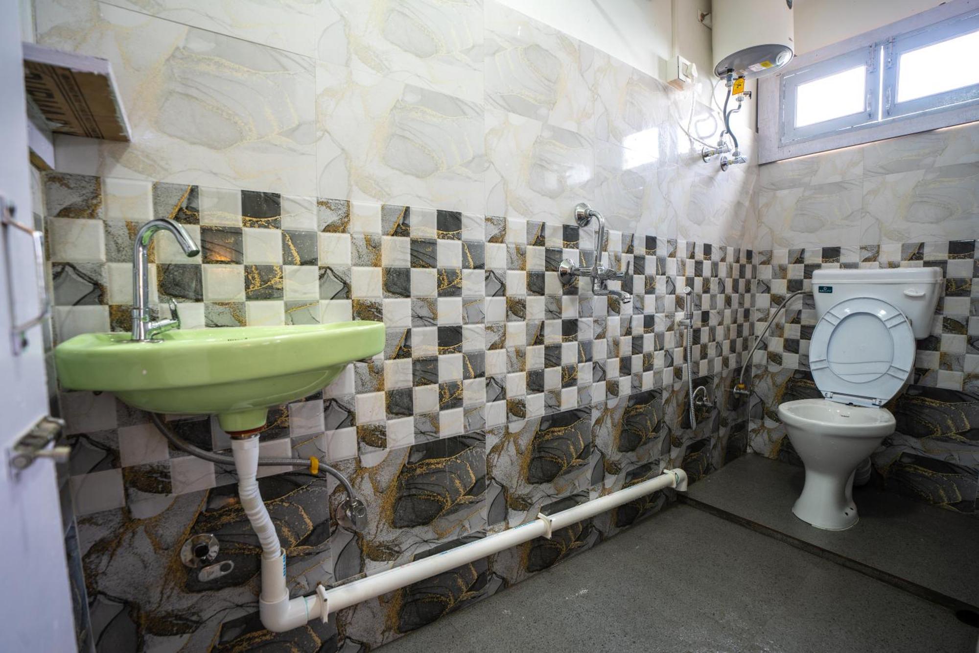 Monratino The Snow Roost- 10 Mins Walking Distance From Mall Road- Attached Balcony With Kanchenjunga Mountain View-Kitchen Available Darjeeling  Esterno foto