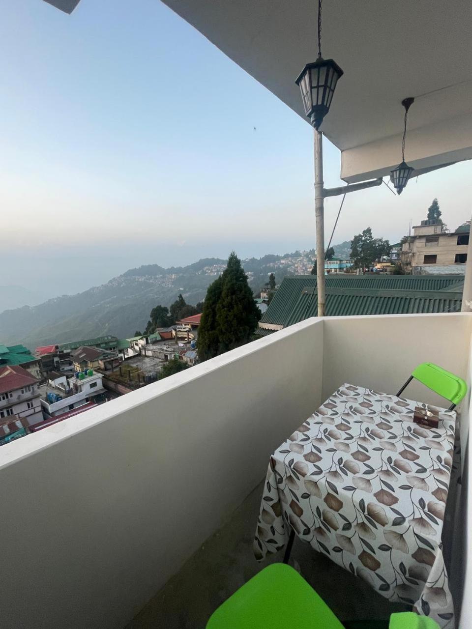 Monratino The Snow Roost- 10 Mins Walking Distance From Mall Road- Attached Balcony With Kanchenjunga Mountain View-Kitchen Available Darjeeling  Esterno foto
